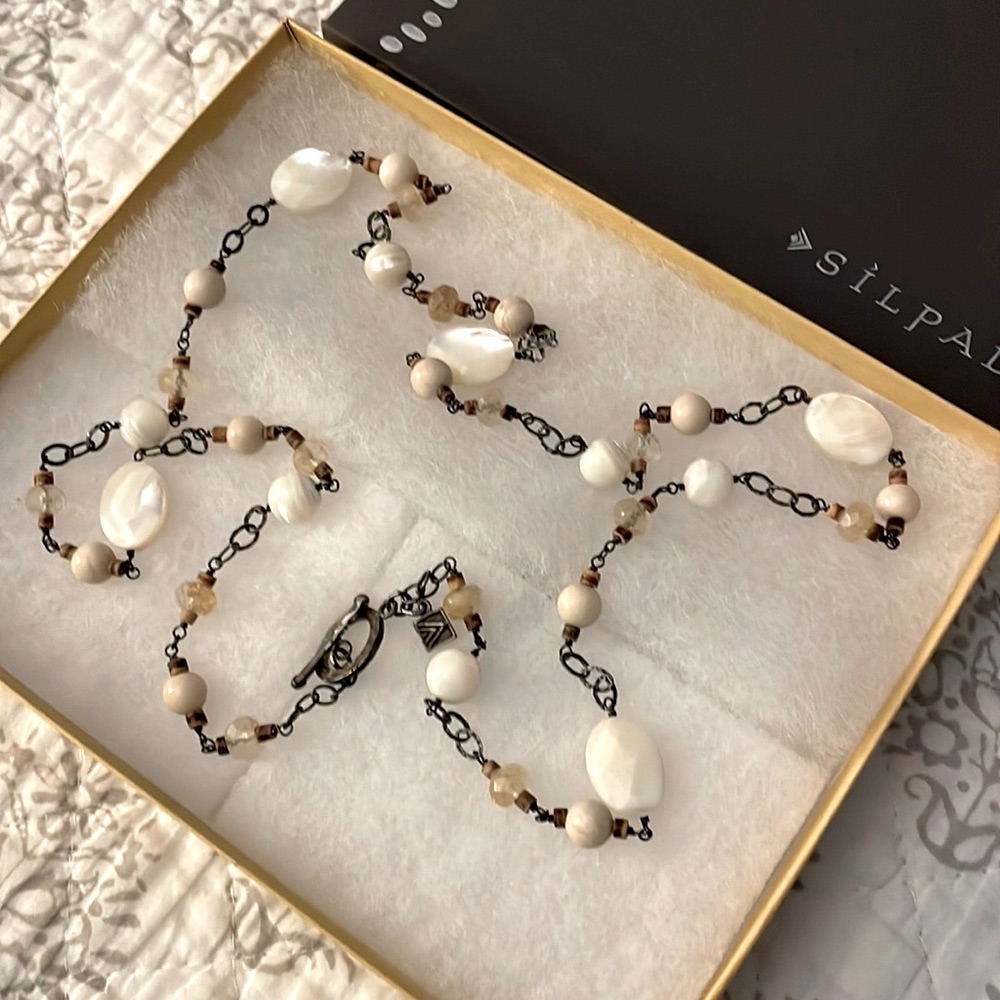 Silpada Necklace. Cream & Tan Pearl Beads.